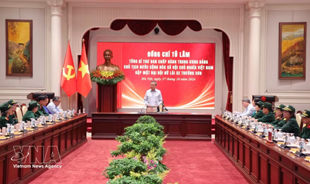 Top leader meets with female drivers on legendary Truong Son Trail